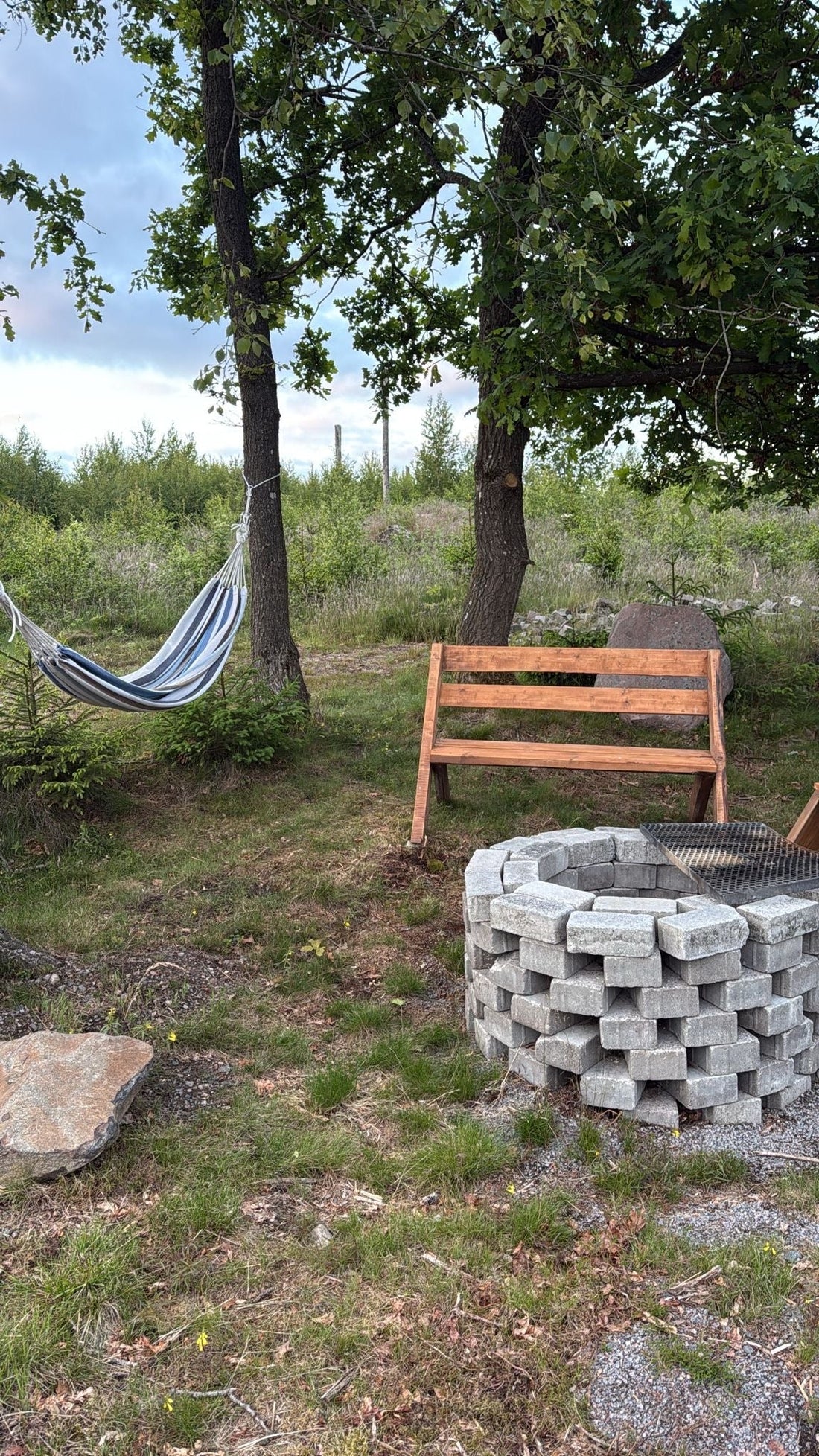 Hängematte zwischen Bäumen mit Steinfeuerplatz — Slow Living vs. Minimalismus | Heart & Ground