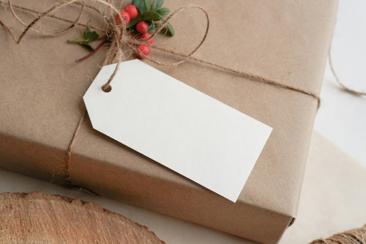 Geschenk in Packpapier mit Schnur — Geschenke für Naturliebhaber