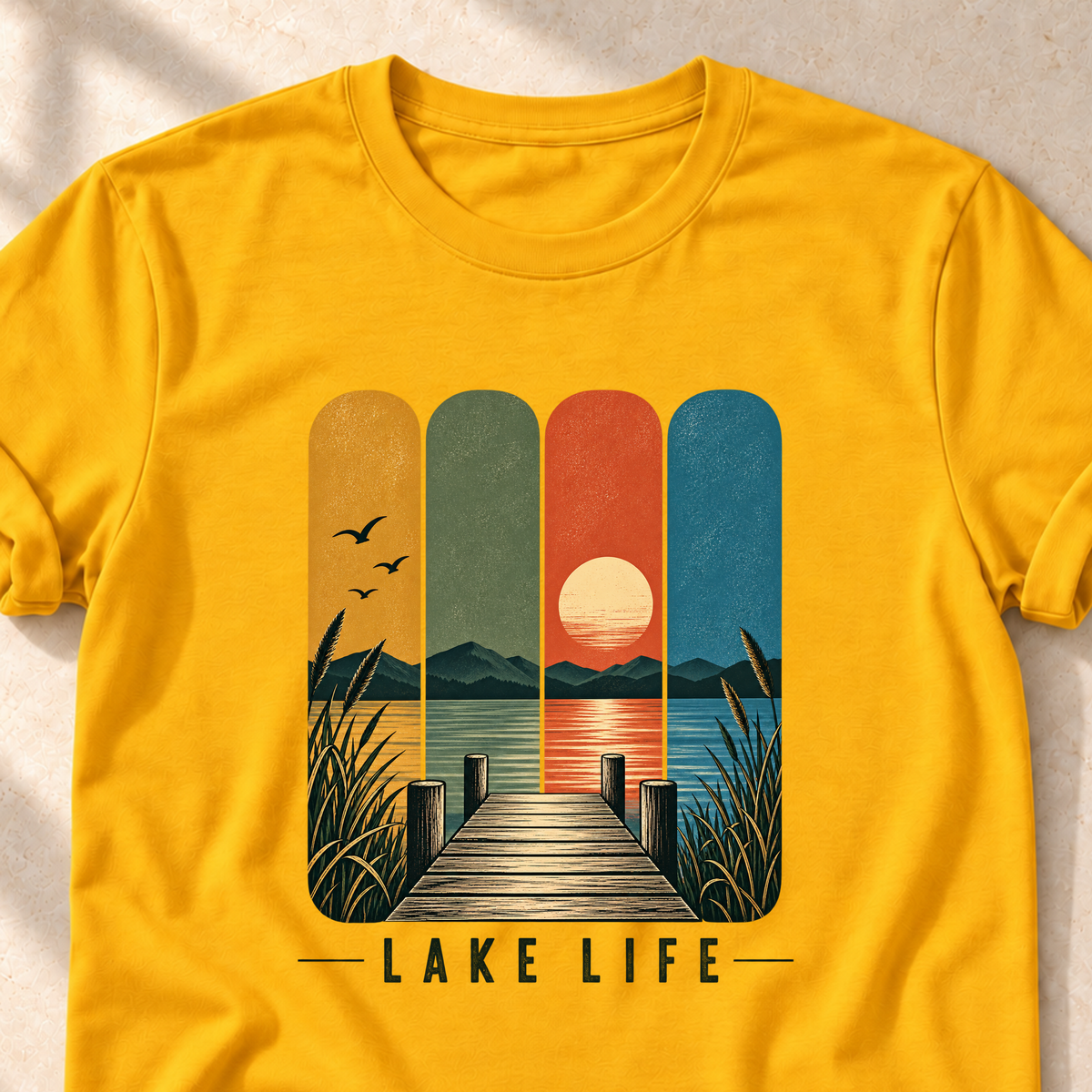 Lake Life – Unisex T-Shirt mit See-Motiv, gold, Detailaufnahme des Motivs | color:gold