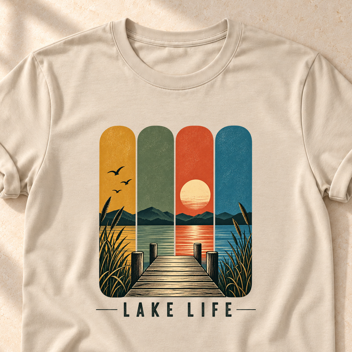 Lake Life – Unisex T-Shirt mit See-Motiv, sand, Detailaufnahme des Motivs | color:sand