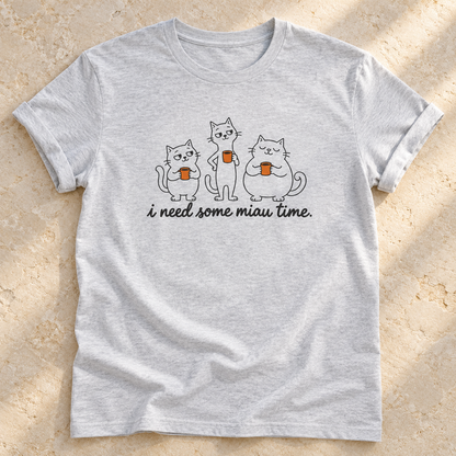 I Need Some Miau Time – Unisex Katzen-T-Shirt in Ash – natürliches Flatlay mit aufgekrempelten Ärmeln