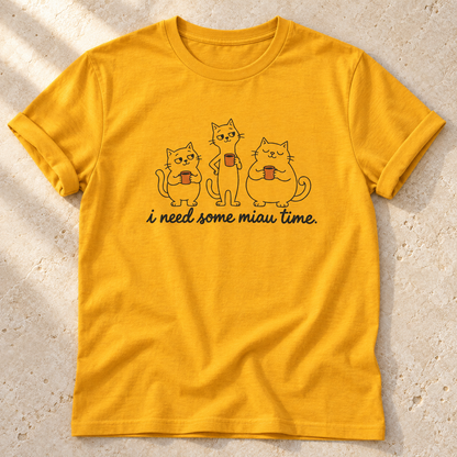 I Need Some Miau Time – Unisex Katzen-T-Shirt in Gold – natürliches Flatlay mit aufgekrempelten Ärmeln