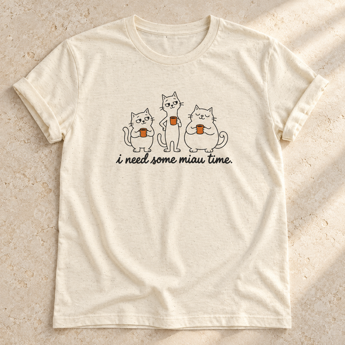 I Need Some Miau Time – Unisex Katzen-T-Shirt in Natural – natürliches Flatlay mit aufgekrempelten Ärmeln