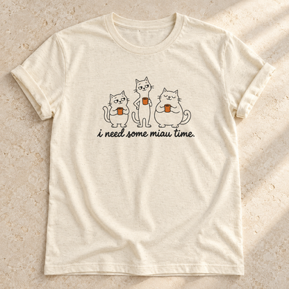 I Need Some Miau Time – Unisex Katzen-T-Shirt in Natural – natürliches Flatlay mit aufgekrempelten Ärmeln