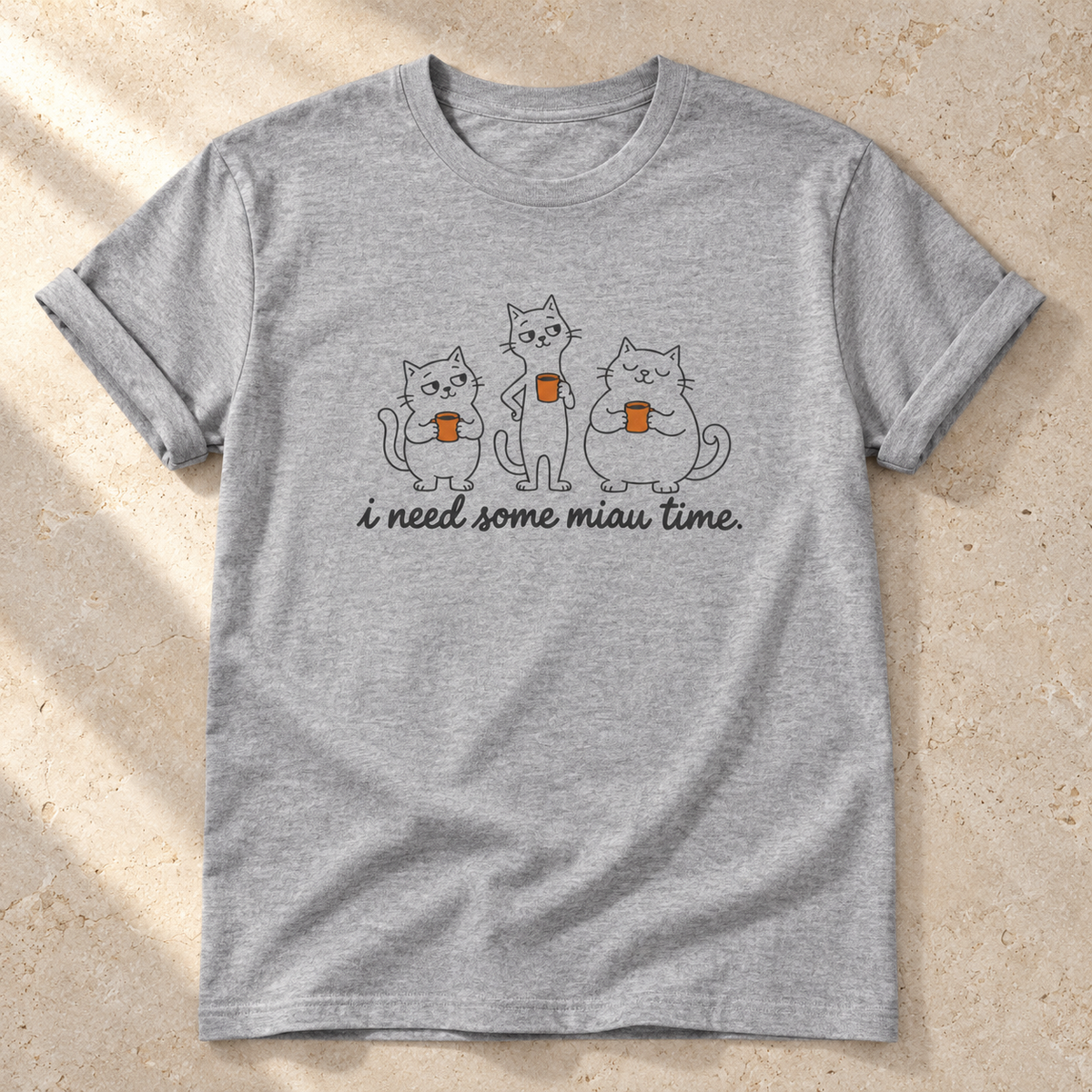 I Need Some Miau Time – Unisex Katzen-T-Shirt in Sport Grey – natürliches Flatlay mit aufgekrempelten Ärmeln