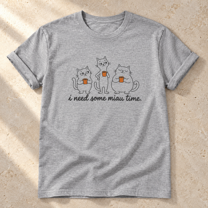 I Need Some Miau Time – Unisex Katzen-T-Shirt in Sport Grey – natürliches Flatlay mit aufgekrempelten Ärmeln
