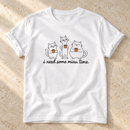 I Need Some Miau Time – Unisex Katzen-T-Shirt in White – natürliches Flatlay mit aufgekrempelten Ärmeln