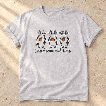 I Need Some Muh Time – Unisex Kuh-T-Shirt in Ash – natürliches Flatlay mit aufgekrempelten Ärmeln