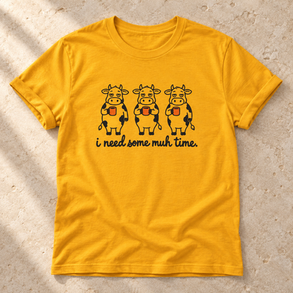 I Need Some Muh Time – Unisex Kuh-T-Shirt in Gold – natürliches Flatlay mit aufgekrempelten Ärmeln
