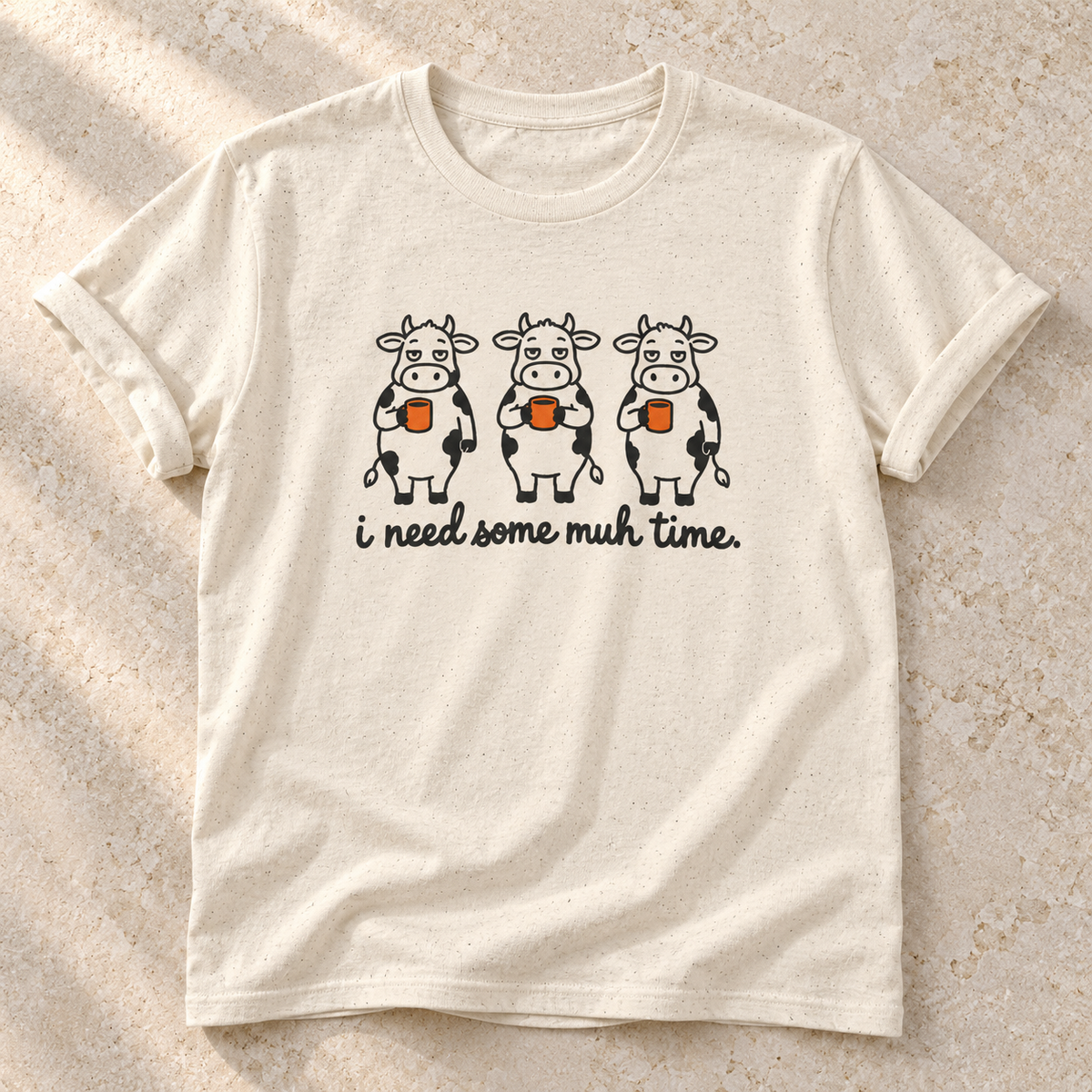 I Need Some Muh Time – Unisex Kuh-T-Shirt in Natural – natürliches Flatlay mit aufgekrempelten Ärmeln