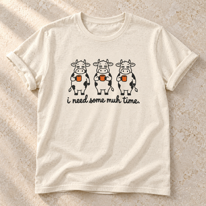 I Need Some Muh Time – Unisex Kuh-T-Shirt in Natural – natürliches Flatlay mit aufgekrempelten Ärmeln