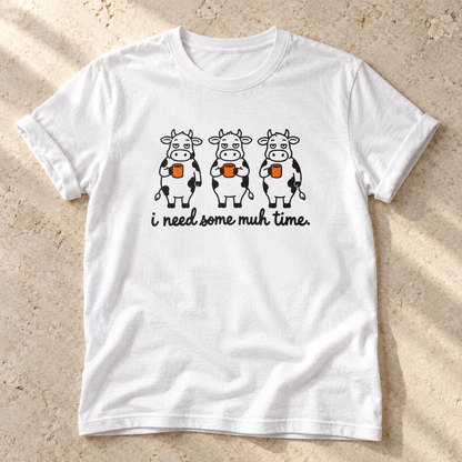 I Need Some Muh Time – Unisex Kuh-T-Shirt in White – natürliches Flatlay mit aufgekrempelten Ärmeln