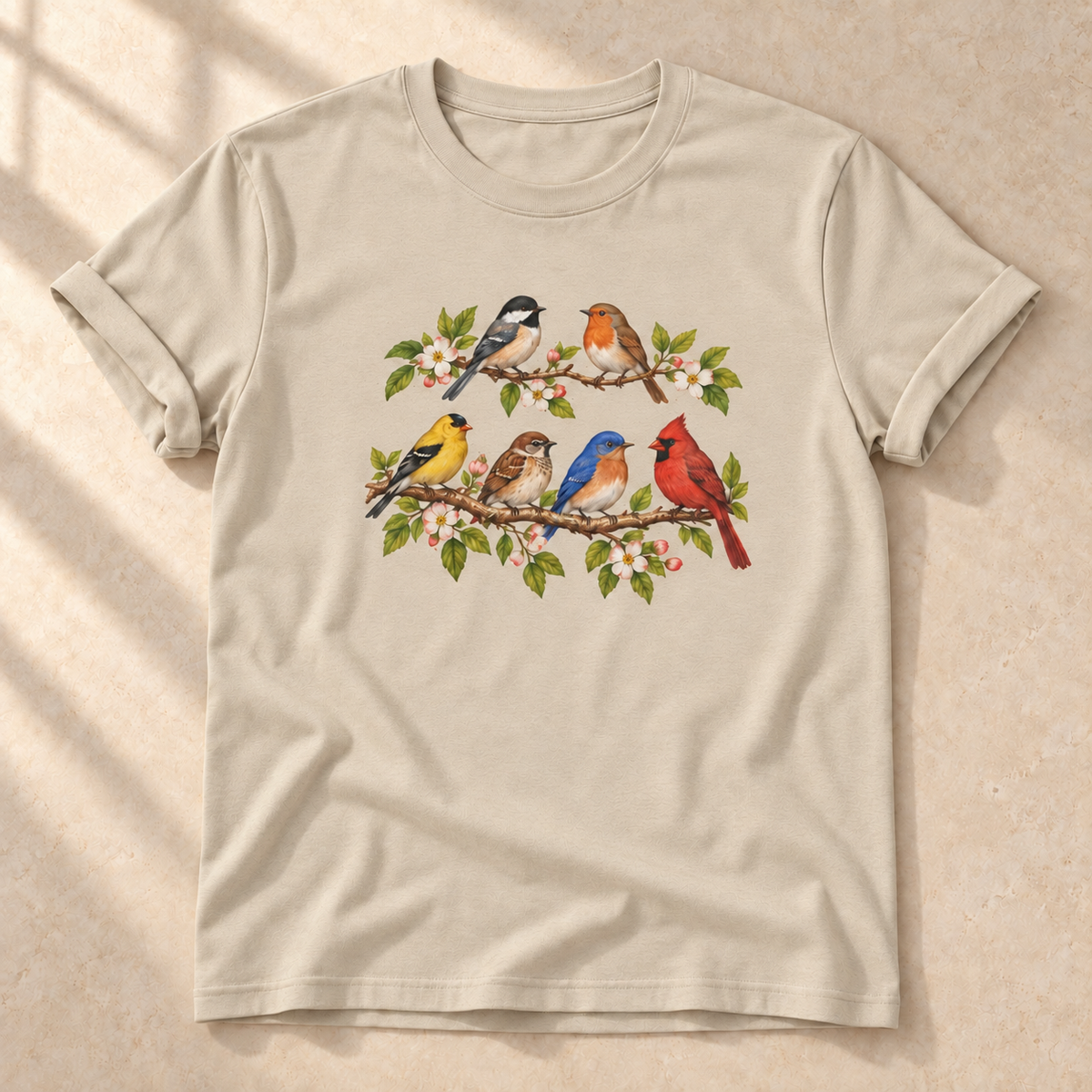 Vögel im Blütenzweig – Unisex Vogel-T-Shirt in Sand
