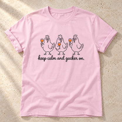 Keep Calm and Gacker On – Unisex Hühner-T-Shirt in Light Pink – natürliches Flatlay mit aufgekrempelten Ärmeln