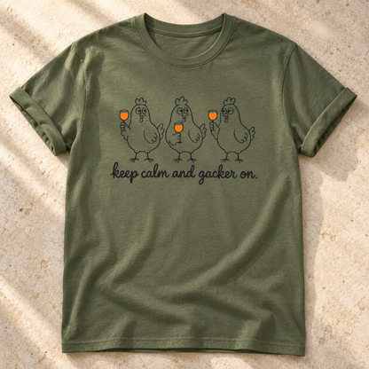Keep Calm and Gacker On – Unisex Hühner-T-Shirt in Military Green – natürliches Flatlay mit aufgekrempelten Ärmeln