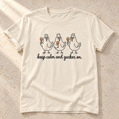 Keep Calm and Gacker On – Unisex Hühner-T-Shirt in Natural – natürliches Flatlay mit aufgekrempelten Ärmeln
