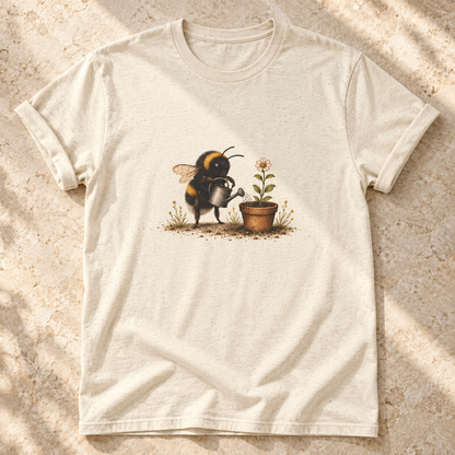 Biene mit Gießkanne – Unisex Garten-T-Shirt in Natural – natürliches Flatlay mit aufgekrempelten Ärmeln