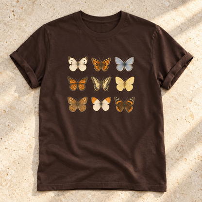 Schmetterlinge – Unisex Vintage-T-Shirt in Dark Chocolate – natürliches Flatlay mit aufgekrempelten Ärmeln