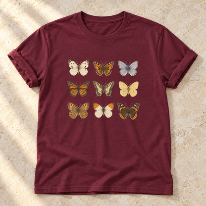 Schmetterlinge – Unisex Vintage-T-Shirt in Maroon – natürliches Flatlay mit aufgekrempelten Ärmeln