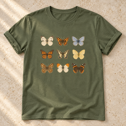 Schmetterlinge – Unisex Vintage-T-Shirt in Military Green – natürliches Flatlay mit aufgekrempelten Ärmeln