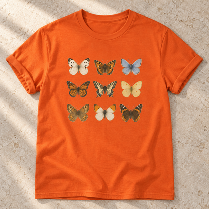 Schmetterlinge – Unisex Vintage-T-Shirt in Orange – natürliches Flatlay mit aufgekrempelten Ärmeln