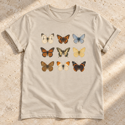 Schmetterlinge – Unisex Vintage-T-Shirt in Sand – natürliches Flatlay mit aufgekrempelten Ärmeln