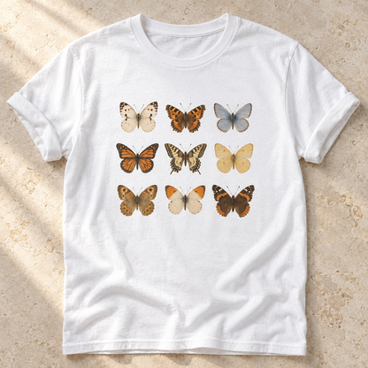 Schmetterlinge – Unisex Vintage-T-Shirt in White – natürliches Flatlay mit aufgekrempelten Ärmeln