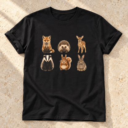 Kleine Waldtiere – Unisex Natur-T-Shirt in Black – natürliches Flatlay mit aufgekrempelten Ärmeln
