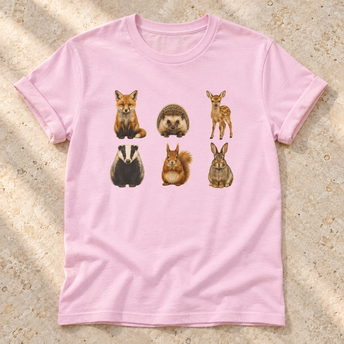 Kleine Waldtiere – Unisex Natur-T-Shirt in Light Pink – natürliches Flatlay mit aufgekrempelten Ärmeln