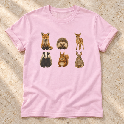 Kleine Waldtiere – Unisex Natur-T-Shirt in Light Pink – natürliches Flatlay mit aufgekrempelten Ärmeln