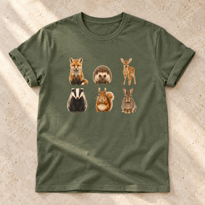 Kleine Waldtiere – Unisex Natur-T-Shirt in Military Green – natürliches Flatlay mit aufgekrempelten Ärmeln