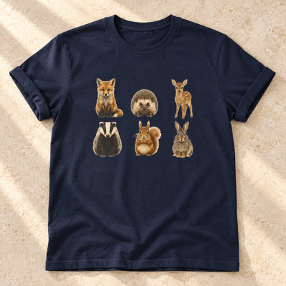 Kleine Waldtiere – Unisex Natur-T-Shirt in Navy – natürliches Flatlay mit aufgekrempelten Ärmeln