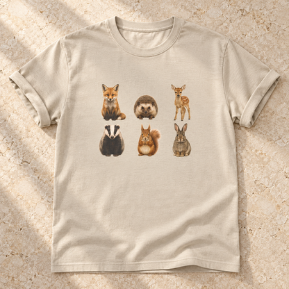 Kleine Waldtiere – Unisex Natur-T-Shirt in Sand – natürliches Flatlay mit aufgekrempelten Ärmeln