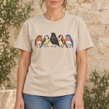 Bunte Vogelschar – Unisex Vogel-T-Shirt in Sand – Tragemockup