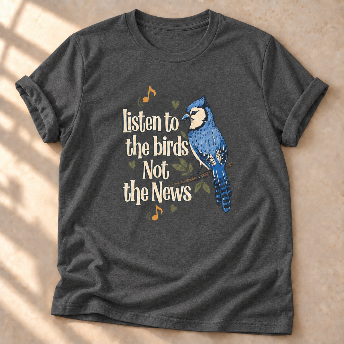 Listen to the Birds Not the News – Vogel-T-Shirt in dark heather, natürliches Produktmockup