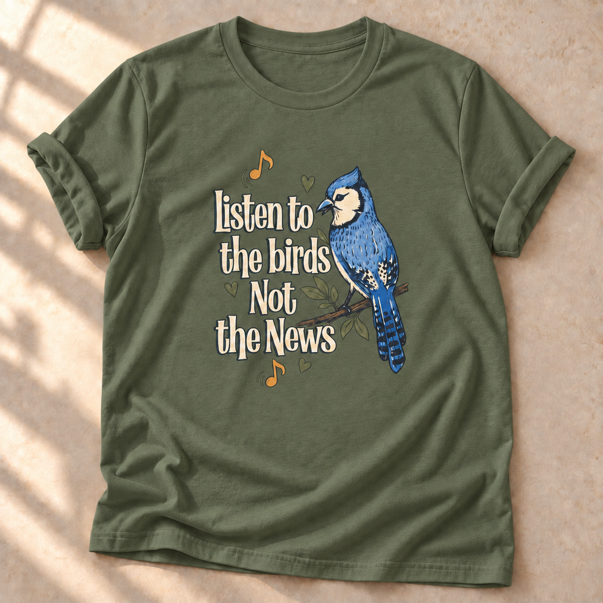 Listen to the Birds Not the News – Vogel-T-Shirt in Military Green, natürliches Produktmockup