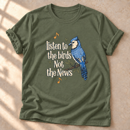 Listen to the Birds Not the News – Vogel-T-Shirt in Military Green, natürliches Produktmockup
