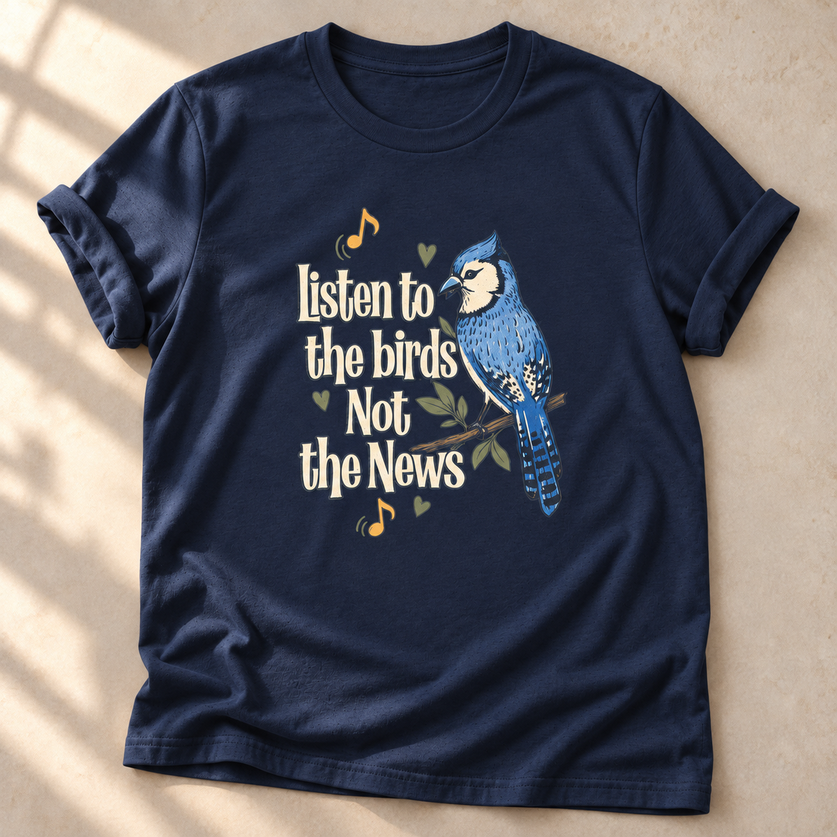 Listen to the Birds Not the News – Unisex Vogel-T-Shirt in Navy mit aufgekrempelten Ärmeln