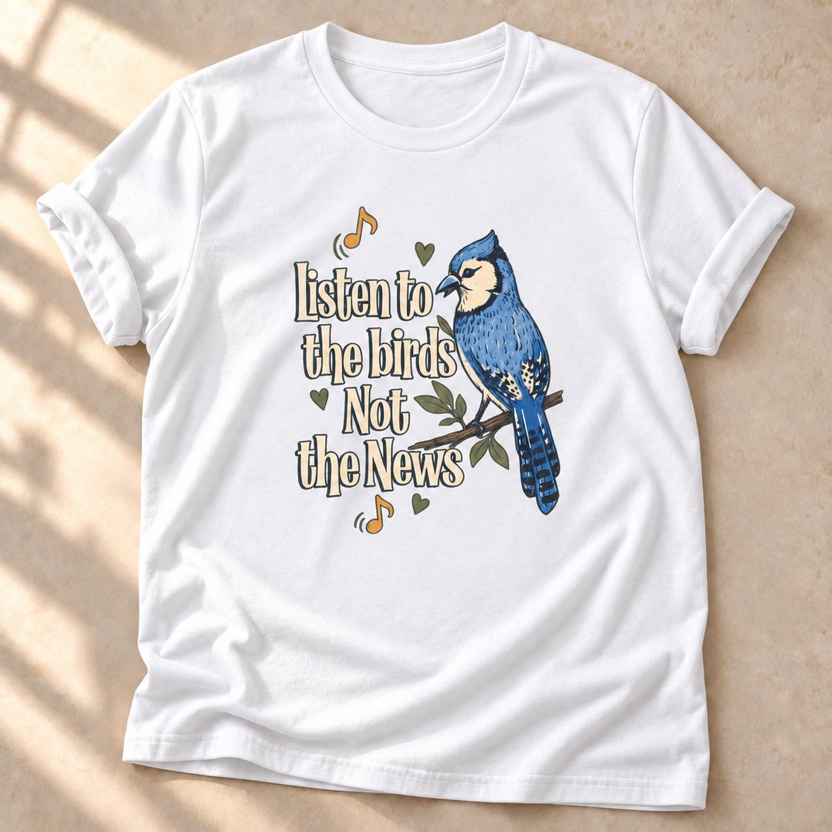 Listen to the Birds Not the News – weißes Unisex Vogel-T-Shirt mit aufgekrempelten Ärmeln