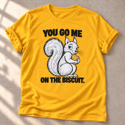 You Go Me On The Biscuit – Eichhörnchen-T-Shirt in gold, natürliches Produktmockup