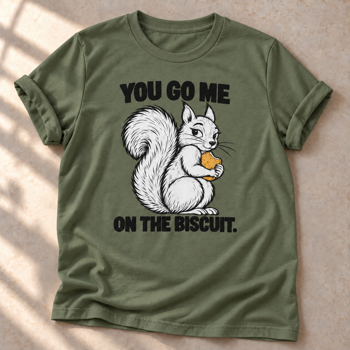 You Go Me On The Biscuit – Eichhörnchen-T-Shirt in military green, natürliches Produktmockup