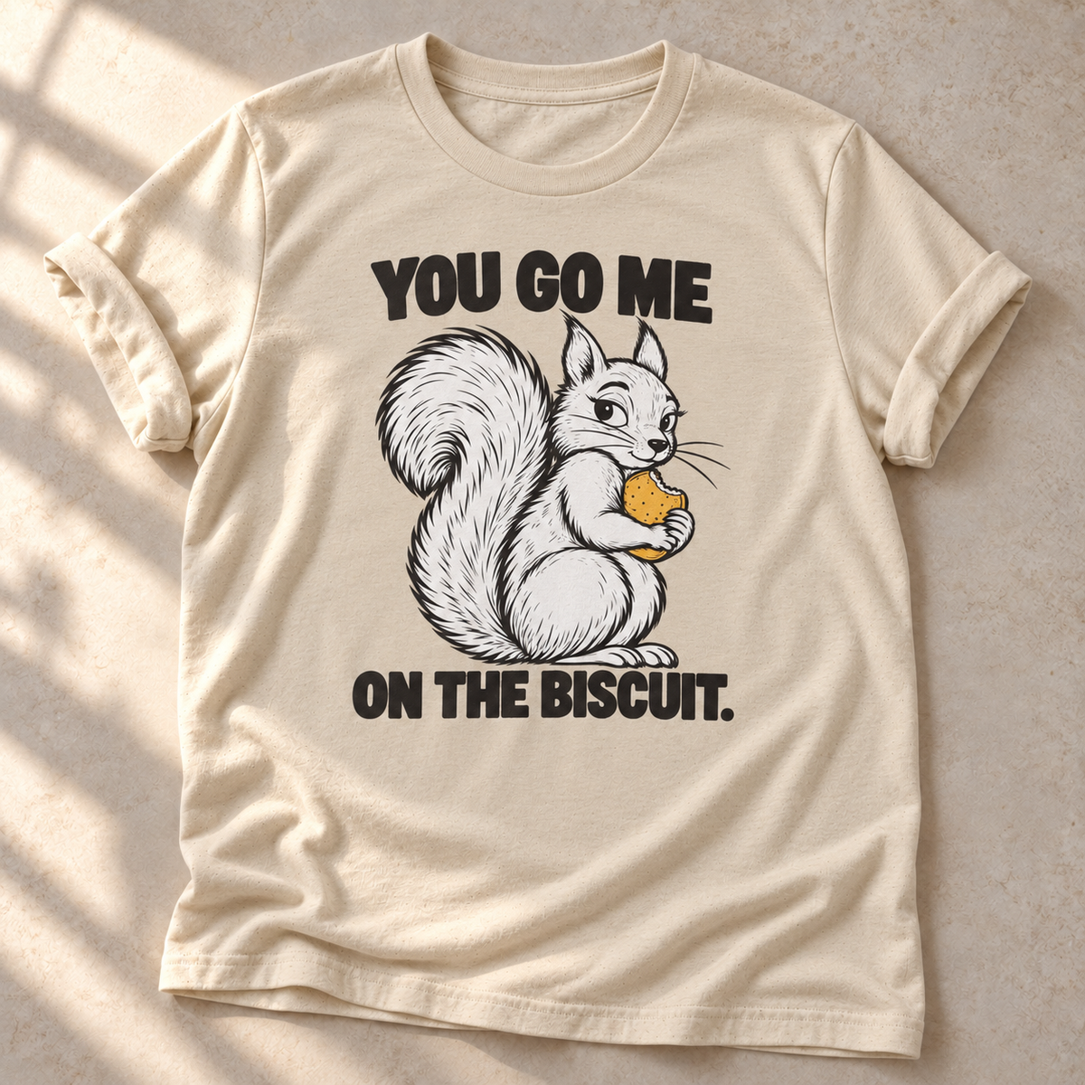 You Go Me On The Biscuit – Eichhörnchen-T-Shirt in Sand im natürlichen Sonnenlicht