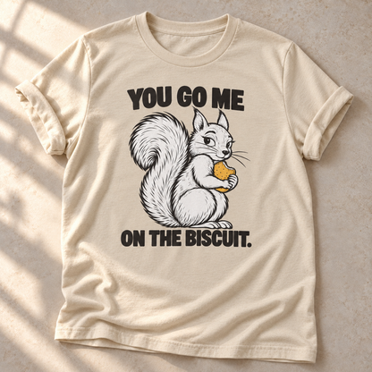 You Go Me On The Biscuit – Eichhörnchen-T-Shirt in Sand im natürlichen Sonnenlicht