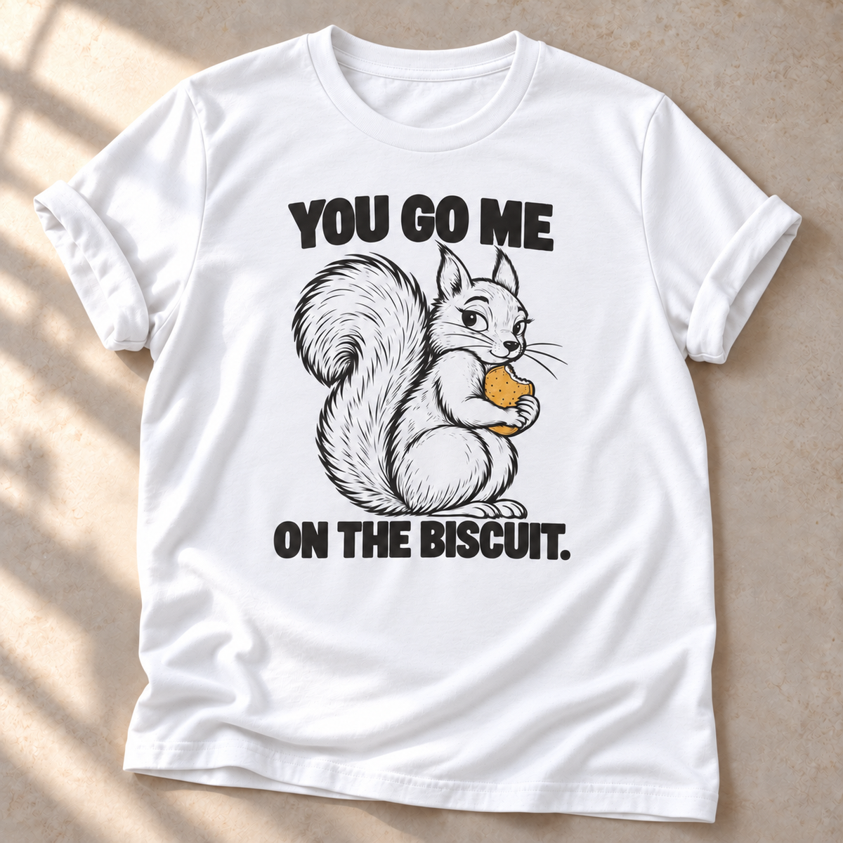 You Go Me On The Biscuit – weißes Eichhörnchen-T-Shirt im natürlichen Sonnenlicht