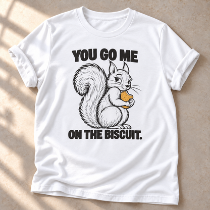 You Go Me On The Biscuit – weißes Eichhörnchen-T-Shirt im natürlichen Sonnenlicht