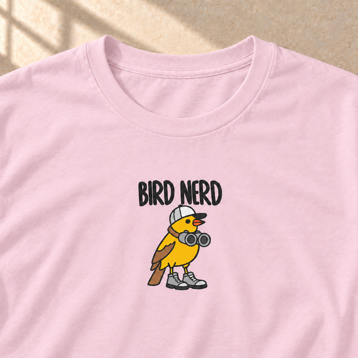 Bird Nerd – T-Shirt für Vogelfans, Hellrosa, Motiv und Stoff im Detail | color:light pink