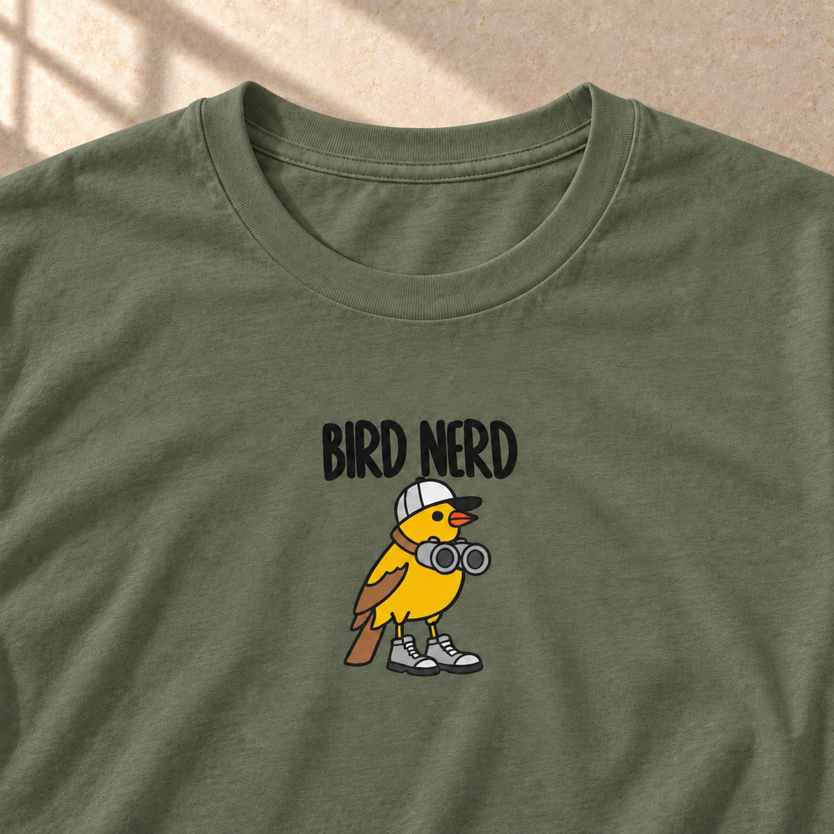 Bird Nerd – T-Shirt für Vogelfans, Olivgrün, Motiv und Stoff im Detail | color:military green