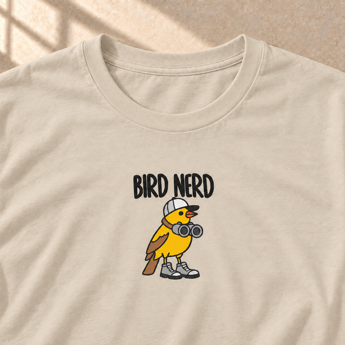 Bird Nerd – T-Shirt für Vogelfans, Sand, Motiv und Stoff im Detail | color:sand