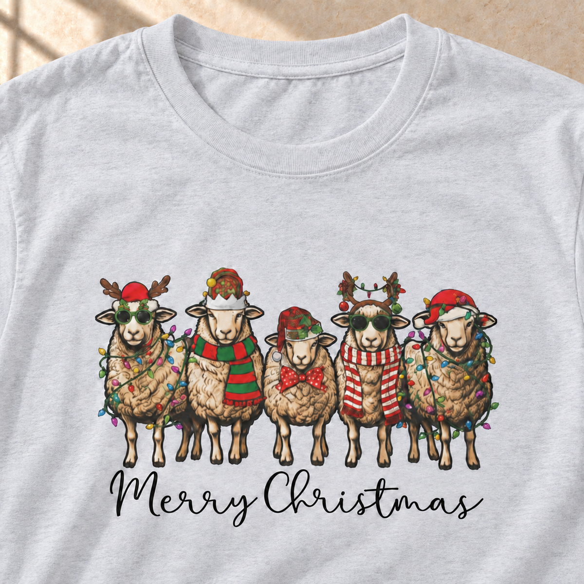 Merry Christmas Schafe – Weihnachts-T-Shirt, Ash (hellgrau meliert), Motiv und Stoff im Detail | color:ash