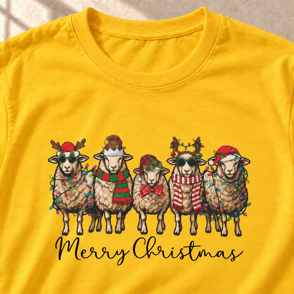 Merry Christmas Schafe – Weihnachts-T-Shirt, Gold, Motiv und Stoff im Detail | color:gold